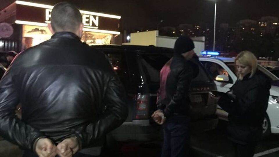 Чоловіків із вибухівкою затримали після того, як їх вигнали з-під Ради