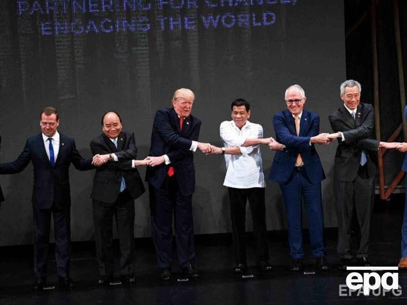 У Медведева (слева) возникли проблемы на церемонии фотографирования