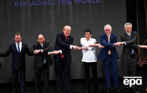 У Медведева (слева) возникли проблемы на церемонии фотографирования