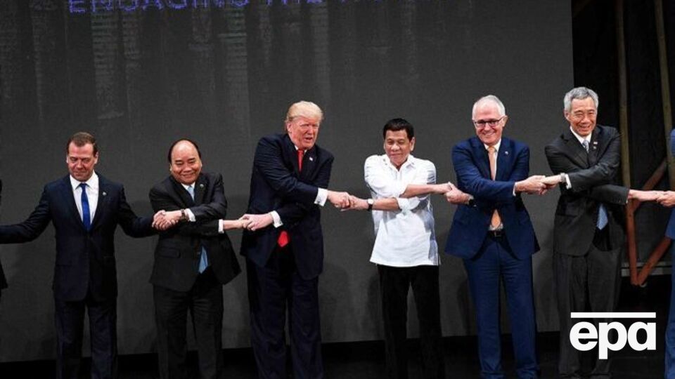 У Медведєва (ліворуч) виникли проблеми на церемонії фотографування