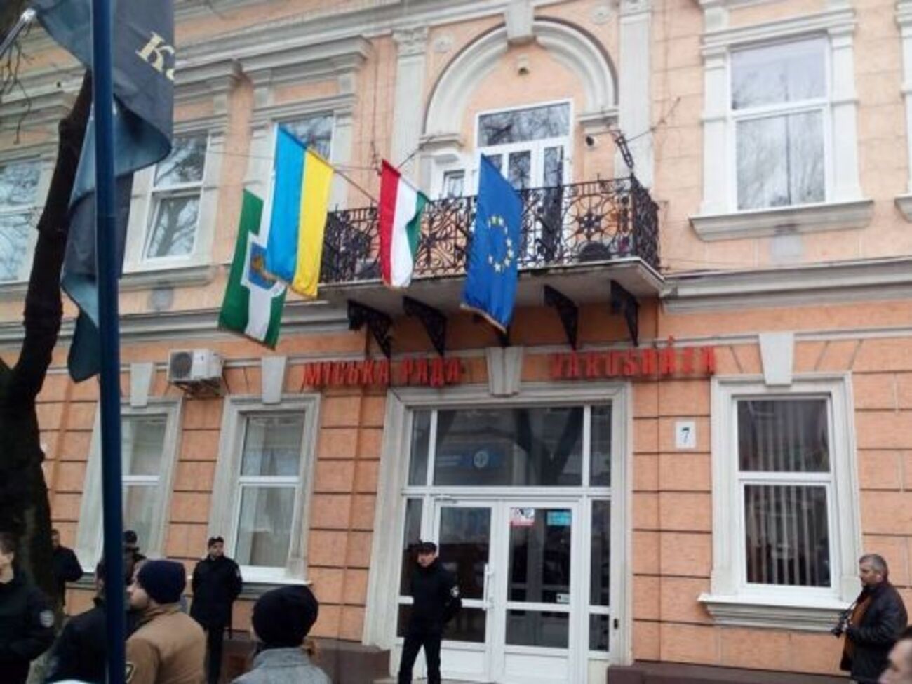 Угорщина чекає реакції Києва на зірваний прапор у Берегові