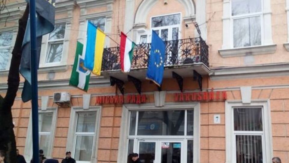 Угорщина чекає реакції Києва на зірваний прапор у Берегові