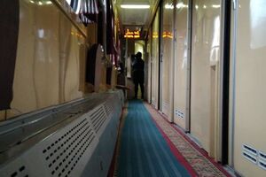 У вагоні було пофарбовано металеві панелі в коридорі і купе