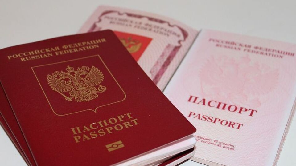 "Власти" Крыма начали отбирать паспорта РФ