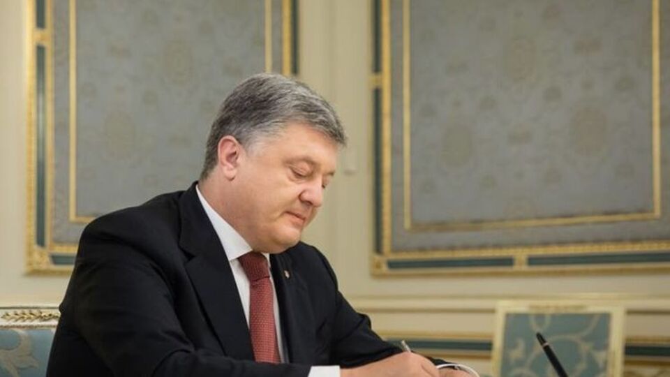 В начале октября 2017 года президент Украины Петр Порошенко внес в Верховную Раду проект закона о реинтеграции Донбасса и определил его как неотложный. В первом чтении за законопроект проголосовали 233 народных депутата