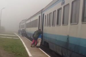Пасажирам не вдалося зрушити поїзд