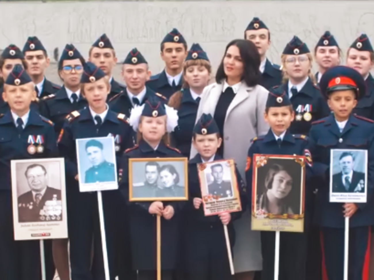 Діти і депутат Держдуми виконали пісню "Дядя Вова, мы с тобой"
