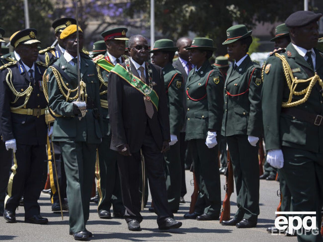 Армія Зімбабве виступила проти 93-річного президента Мугабе (у центрі)