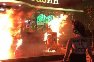 Виноградова 31 жовтня в Києві біля магазину Roshen облила пальним дві фігури ведмедів