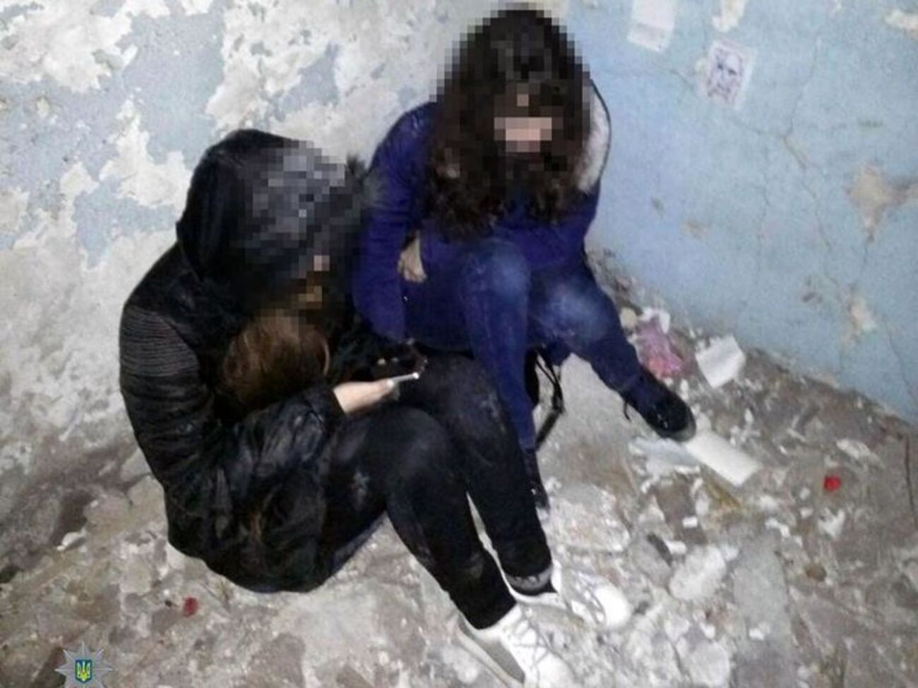 Патрульные нашли подружек на 14-м этаже заброшенного дома