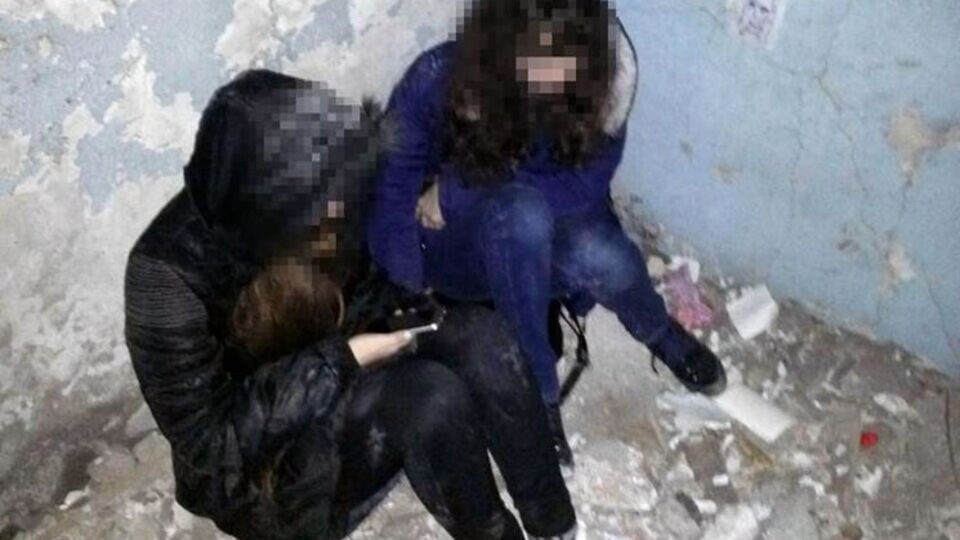 Патрульные нашли подружек на 14-м этаже заброшенного дома