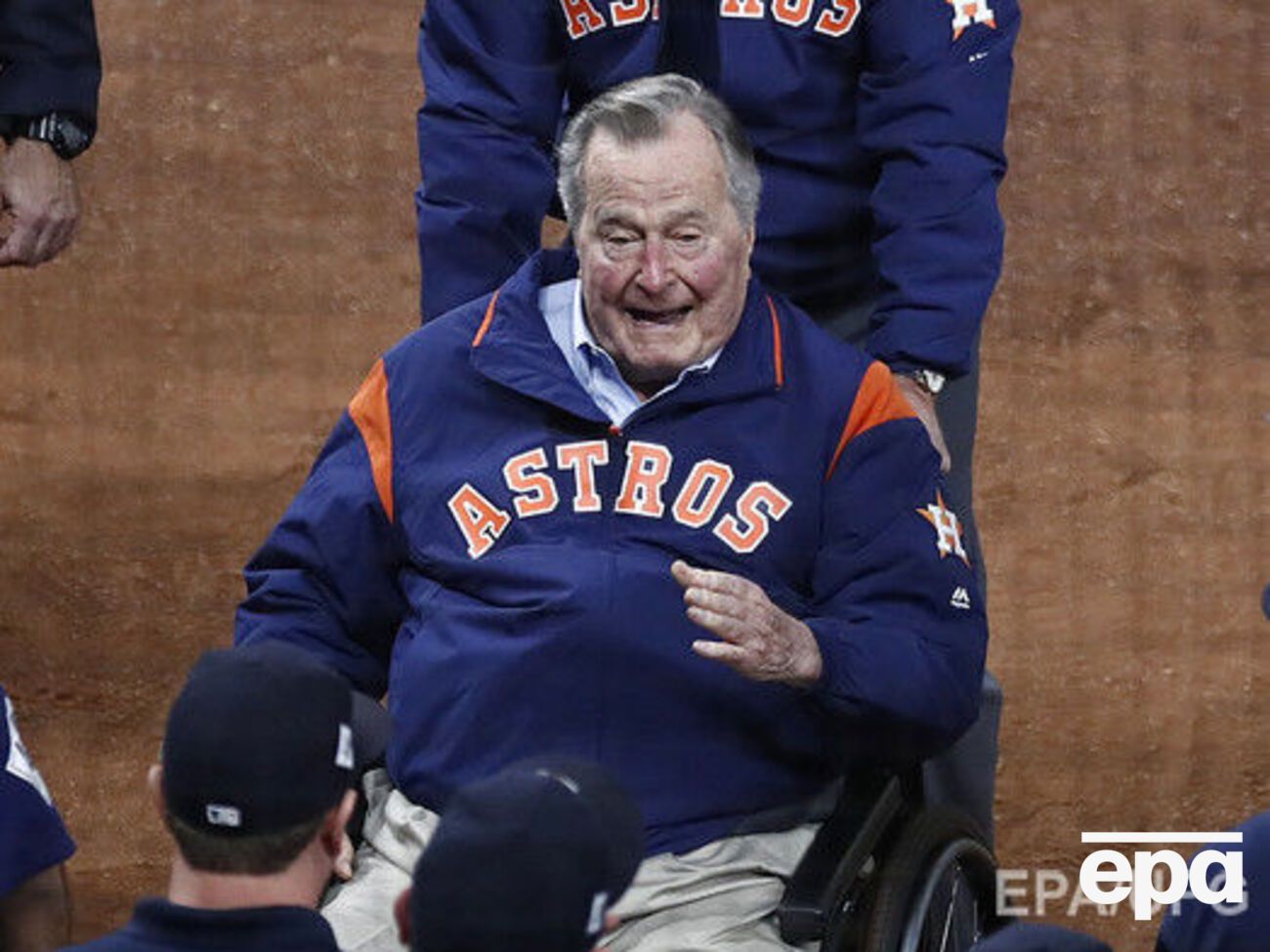 Сейчас Бушу-старшему 93 года