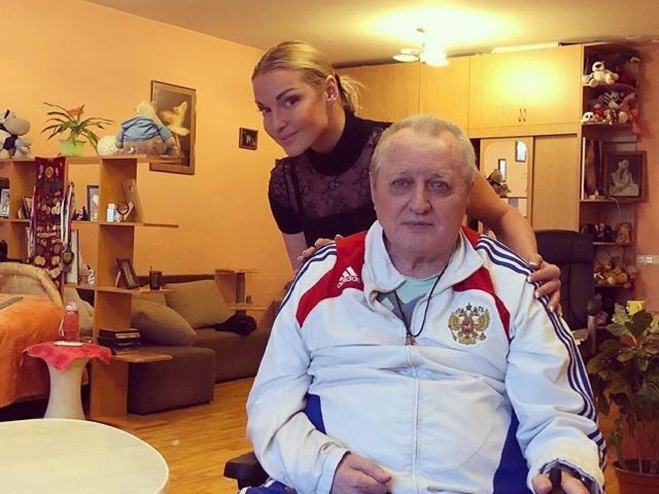 Волочкова: Я дуже люблю дарувати добро і робити подарунки... Але це, мабуть, найсумніша покупка у моєму житті... Інвалідний візок для любого тата...