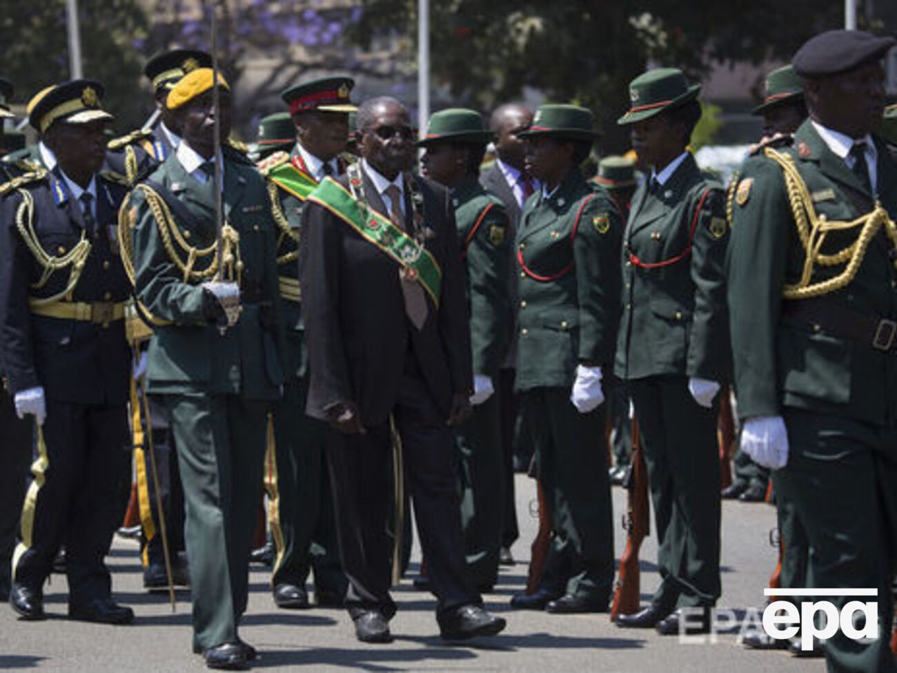 Армія Зімбабве виступила проти 93-річного президента Мугабе (в центрі)