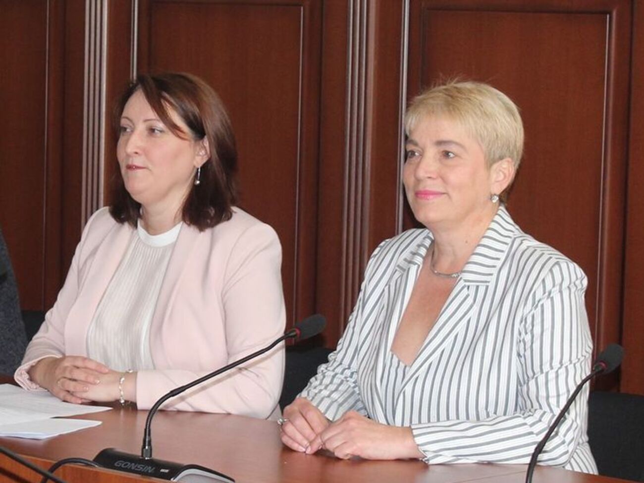 Голова НАЗК Наталія Корчак (ліворуч) 16 червня відрекомендувала Ганну Соломатіну (праворуч) як керівника департаменту фінансового контролю та моніторингу способу життя чиновників