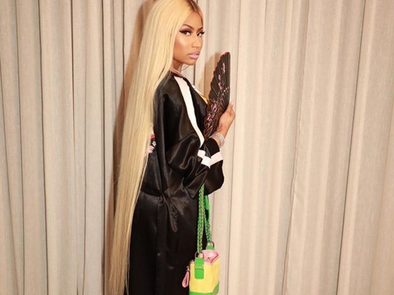 Мінаж позувала для обкладинки Paper