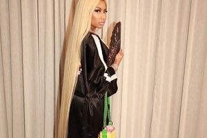 Мінаж позувала для обкладинки Paper