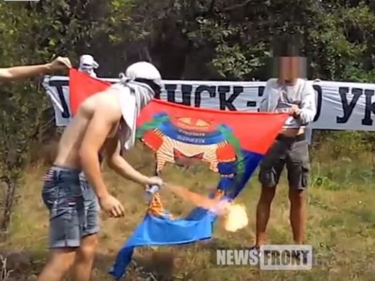 Овчаренко вышел в центре Луганска с украинским флагом и сжег тряпку "ЛНР"&nbsp;&ndash; Бочкала