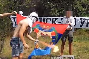 Овчаренко вышел в центре Луганска с украинским флагом и сжег тряпку "ЛНР" – Бочкала