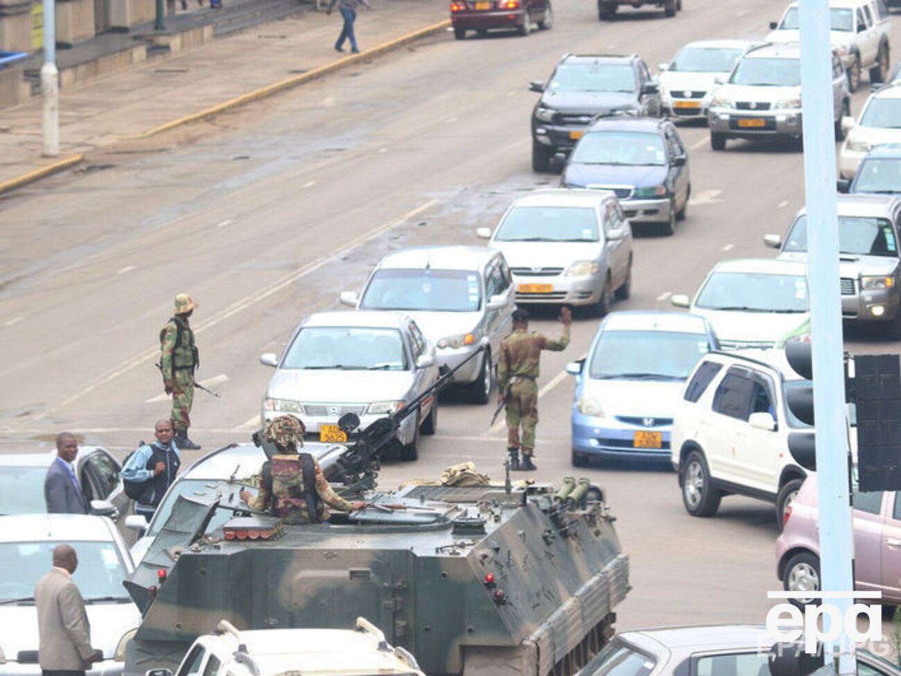 Кілька броньованих армійських машин було помічено на під'їздах до резиденції Мугабе