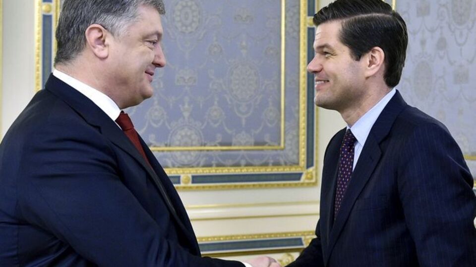 Порошенко (ліворуч) і Мітчелл зустрілися в Україні