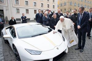 Папа римский расписался на автомобиле