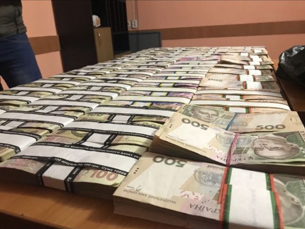 Під час обшуку вилучено 1,6 млн грн