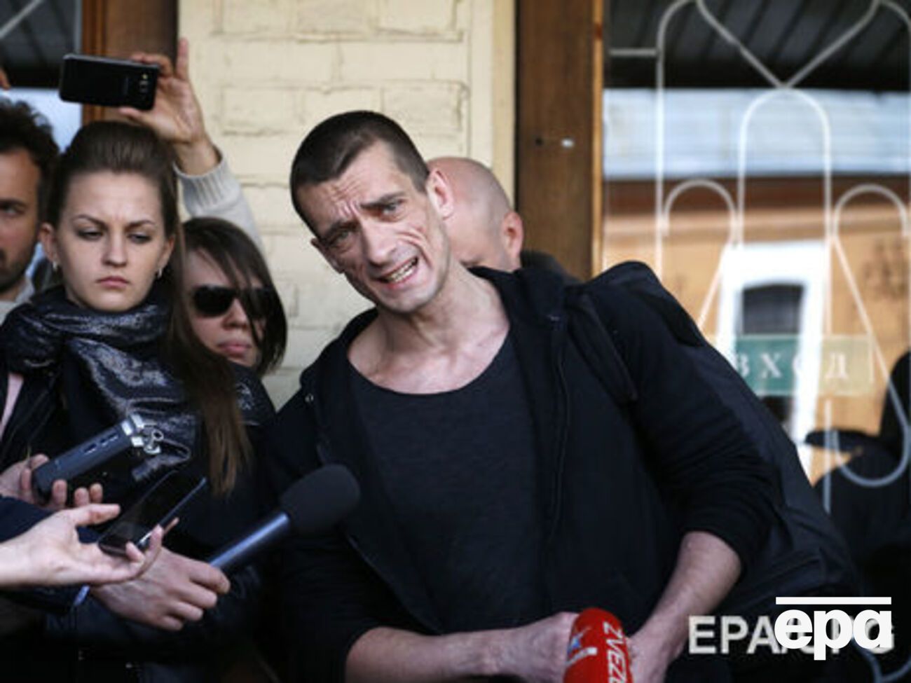 Павленского и его супругу оставили под стражей 6 ноября