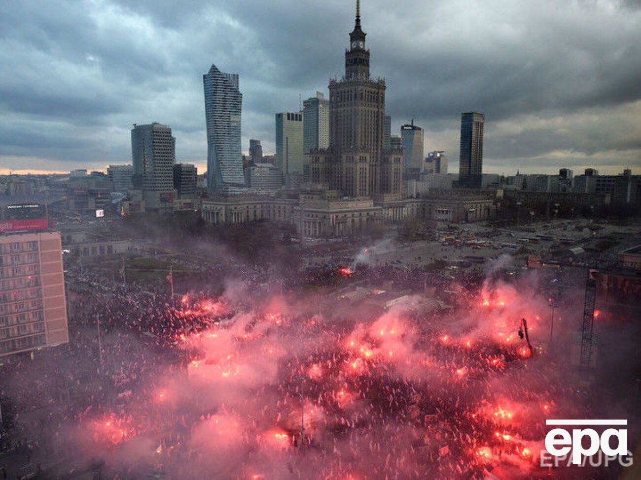 Польское правительство призывают осудить "расистский и фашистский марш, который прошел в Варшаве"