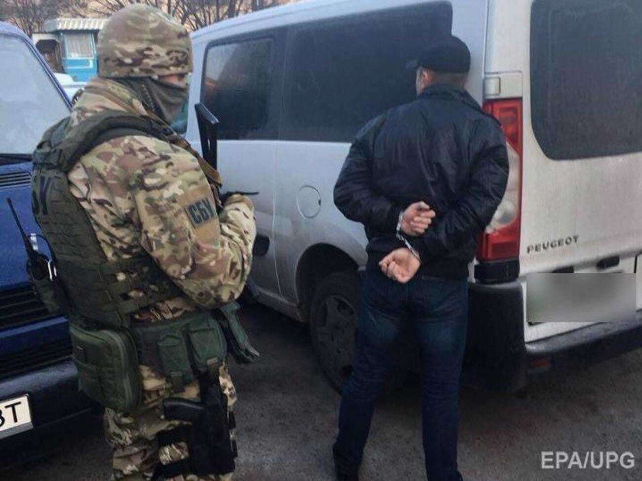 Оперативники спецслужбы задержали чиновника возле его дома при получении первой части взятки от посредника