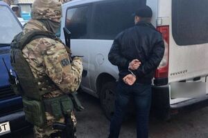 Оперативники спецслужбы задержали чиновника возле его дома при получении первой части взятки от посредника