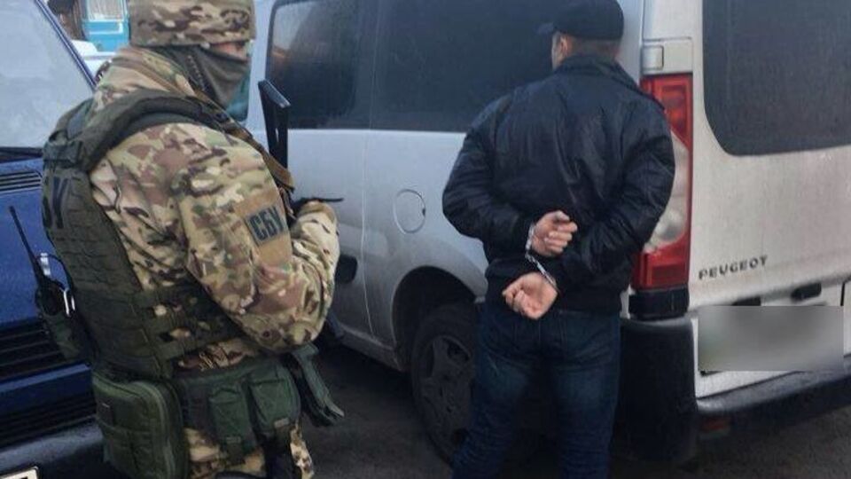 Оперативники спецслужбы задержали чиновника возле его дома при получении первой части взятки от посредника