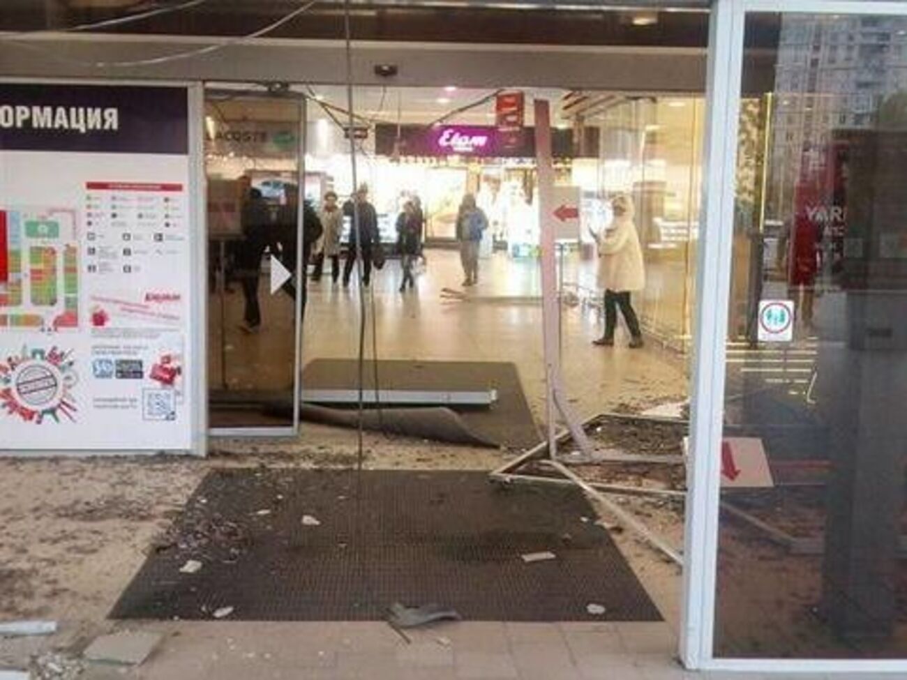 Машина проехала сквозь стеклянный вход в "Караван"