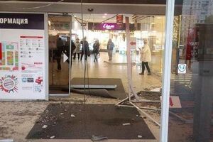 Машина проехала сквозь стеклянный вход в "Караван"