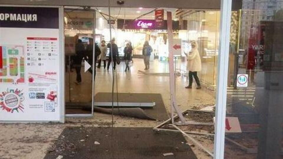 Машина проехала сквозь стеклянный вход в "Караван"