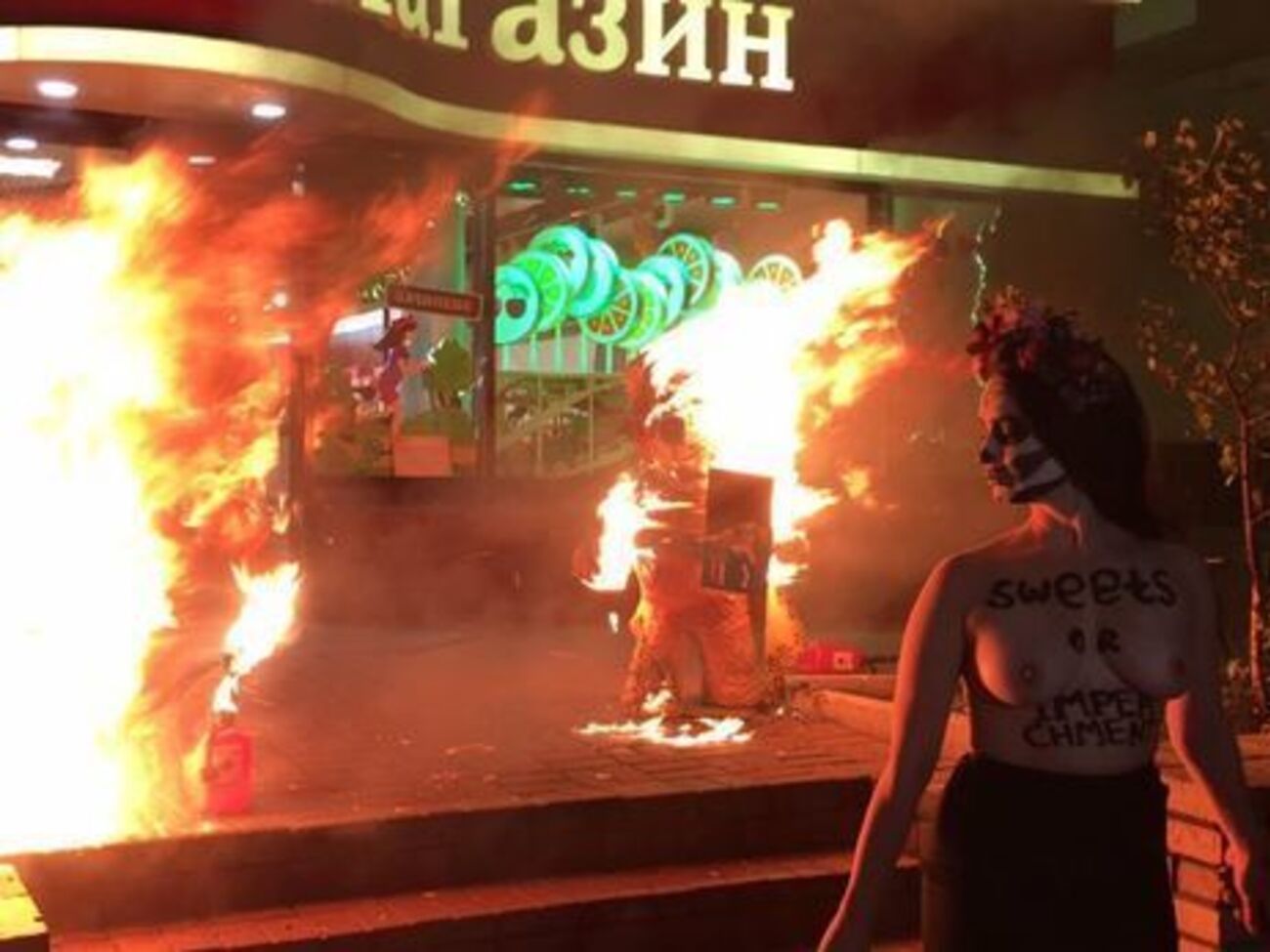 Виноградова сожгла фигуры медведей возле магазина Roshen