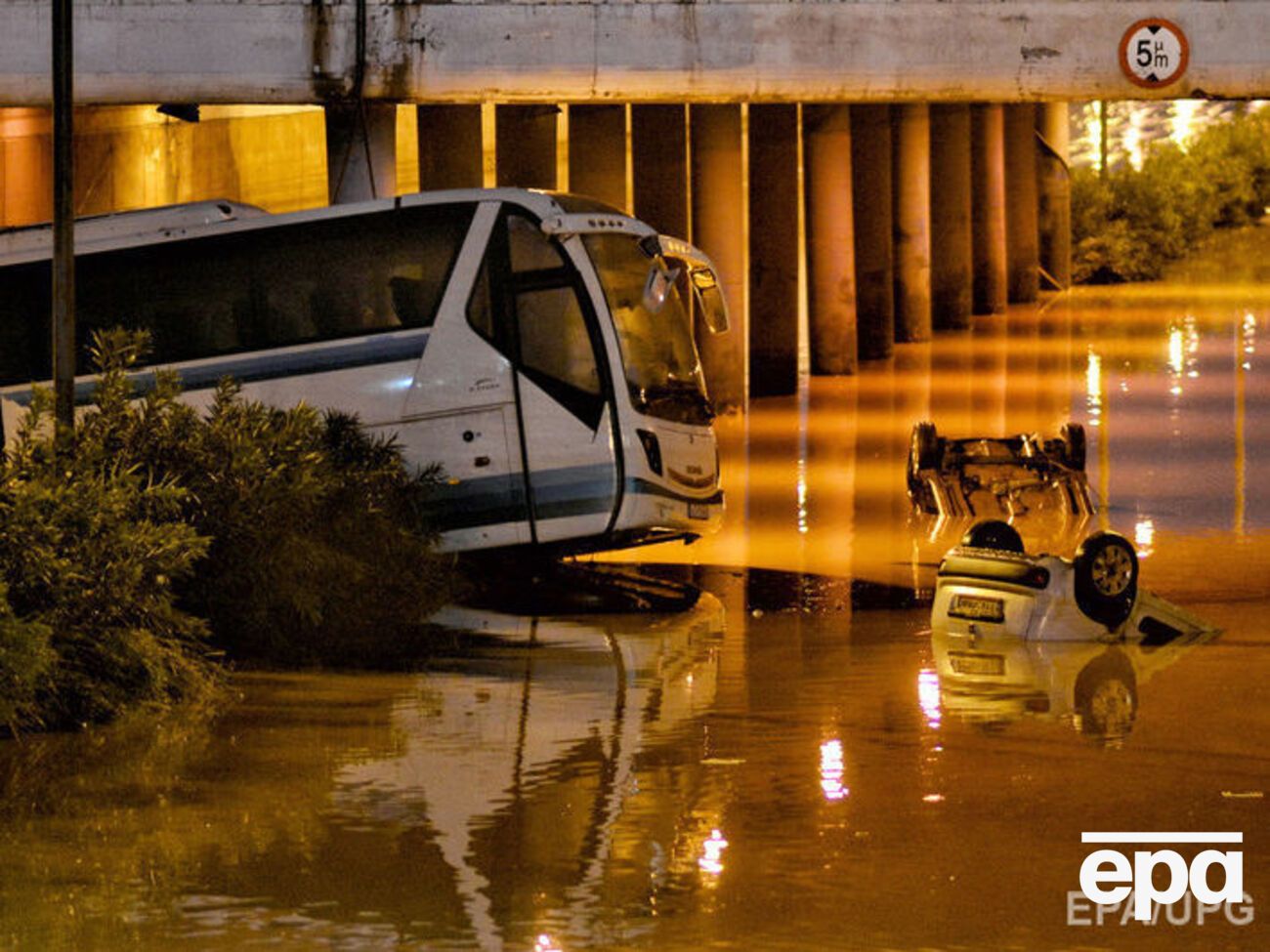 Ливень в Греции затопил автодороги