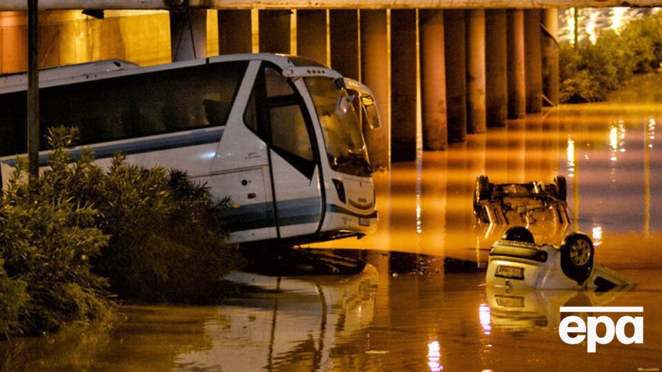 Ливень в Греции затопил автодороги