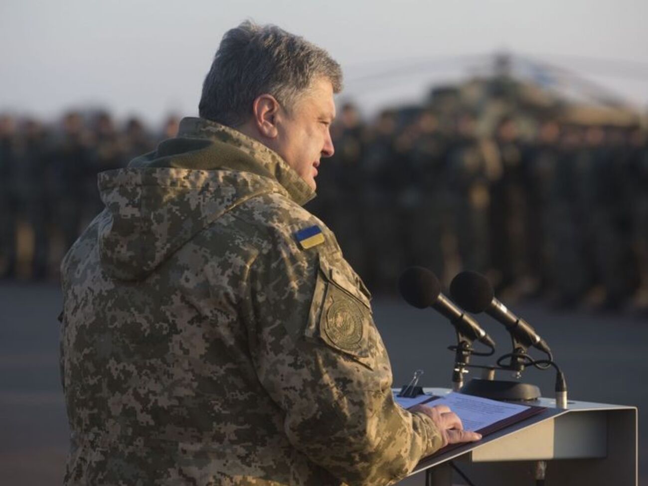 Порошенко отметил День морской пехоты в Мариуполе
