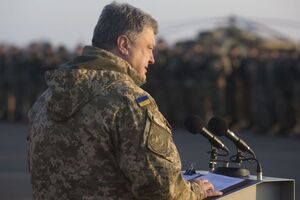 Порошенко отметил День морской пехоты в Мариуполе