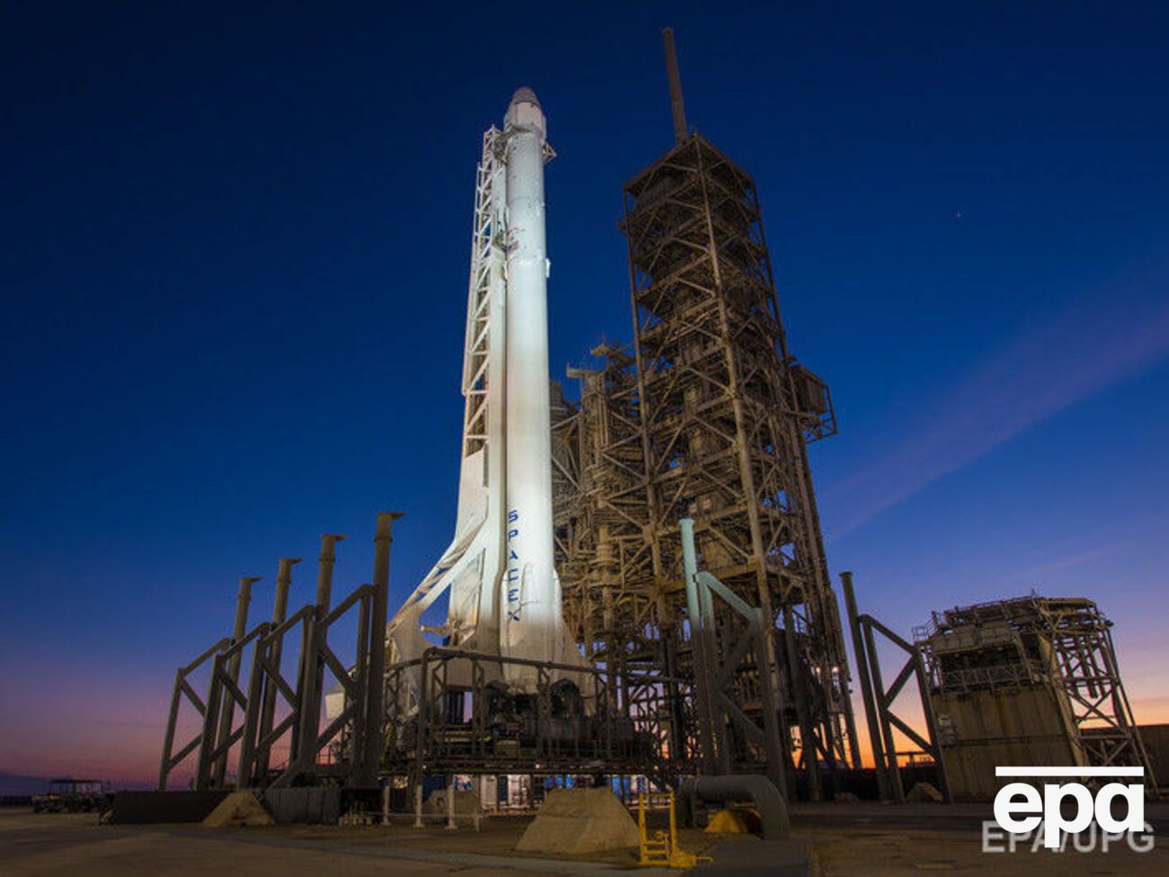Falcon 9 остается на стартовой площадке