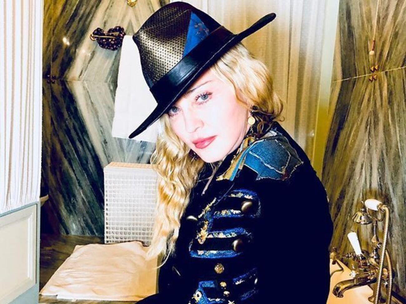 Мадонна:&nbsp;Маленькие помощники Санты объясняют преимущества крема