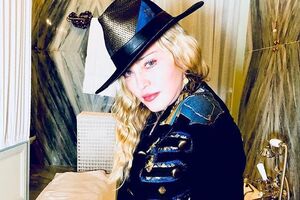 Мадонна: Маленькие помощники Санты объясняют преимущества крема