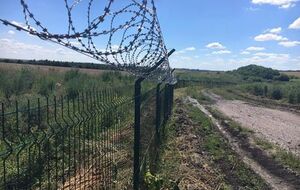 "Стена" представляет собой оборонительное сооружение на границе с Российской Федерацией