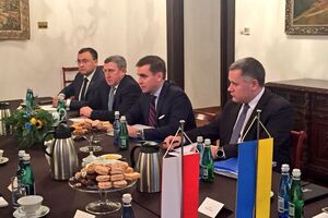 Украинскую делегацию возглавил замглавы Администрации Президента Константин Елисеев (на фото второй справа)