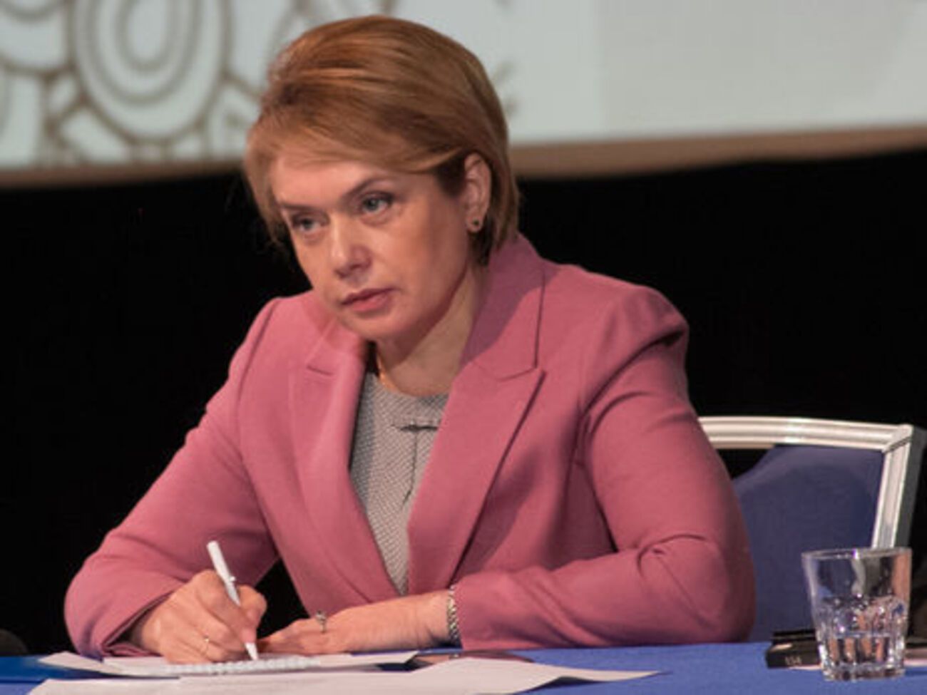 Гриневич заявила, що знає про ситуацію з виїздом Македон за кордон