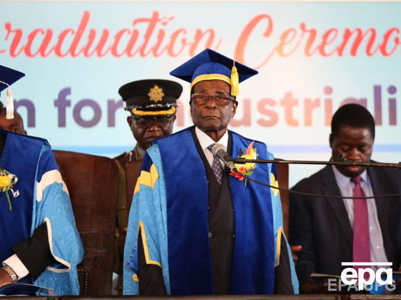 Мугабе з'явився на публіці