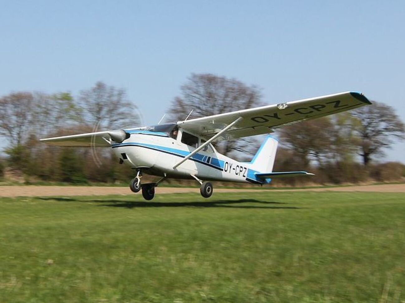Легкомоторный самолет&nbsp;Cessna столкнулся с вертолетом