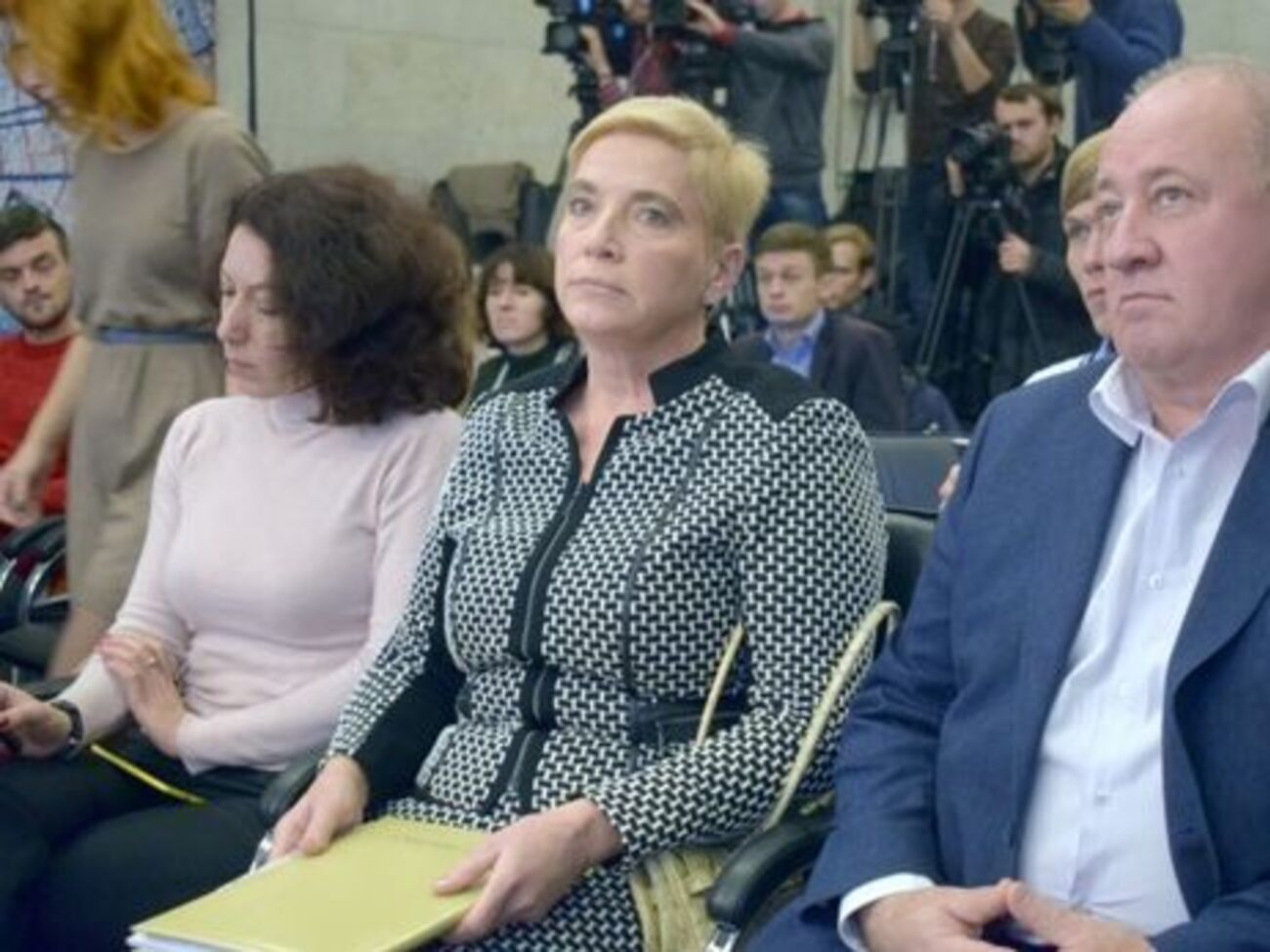 Соломатіна (у центрі): Як ви могли передати справу до СБУ, якщо знали, що викривачі дали свідчення на заступника начальника управління СБУ Карпушина?