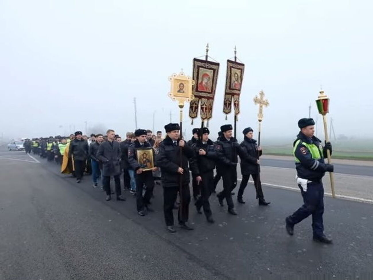 Российские работники Госавтоинспекции прошли по трассе крестным ходом